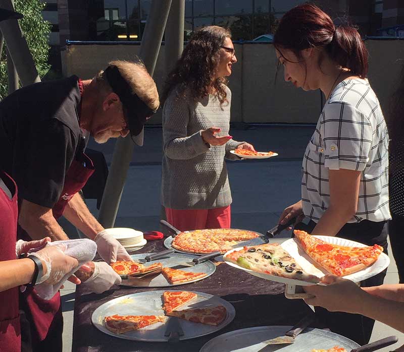 serving-pizza-company-picnic